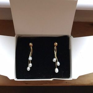 Vintage- NEW Avon Freshwater Pearl Earrings